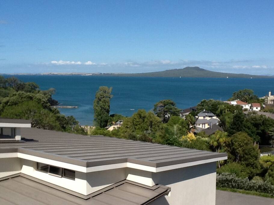 Spectacular views of Rangitoto & harbour