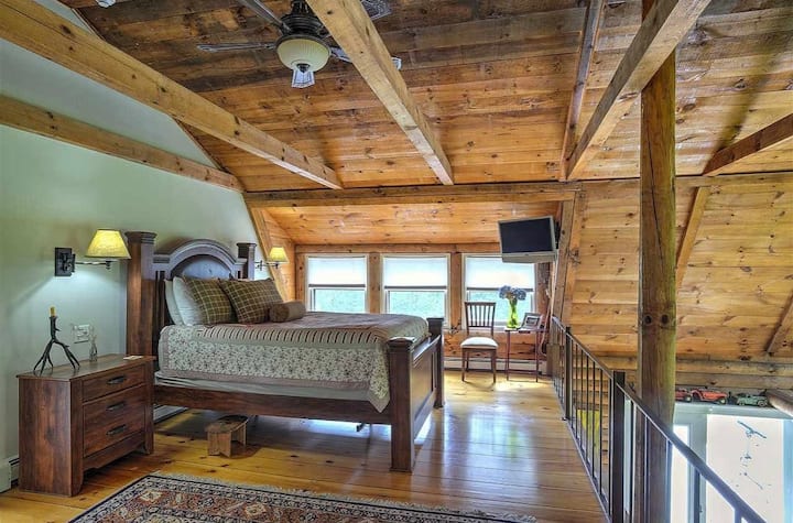 เตียงควีนไซส์แบบเปิดห้องนอนใหญ่พร้อมห้องน้ำส่วนตัวทีวีจอแบนขนาดเล็กสำหรับดีวีดีมากมาย 