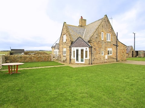 Dog Friendly Farm Cottage by the Beach