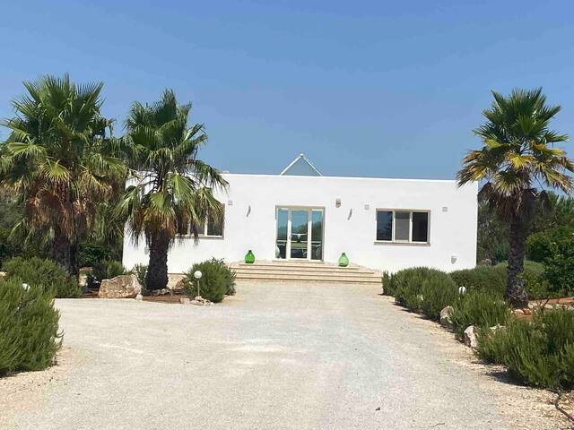 Casa Bán. Modern villa in the Puglian countryside. gallery image 2