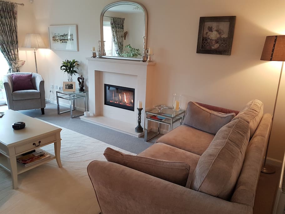 Sitting room.
Patio doors to garden