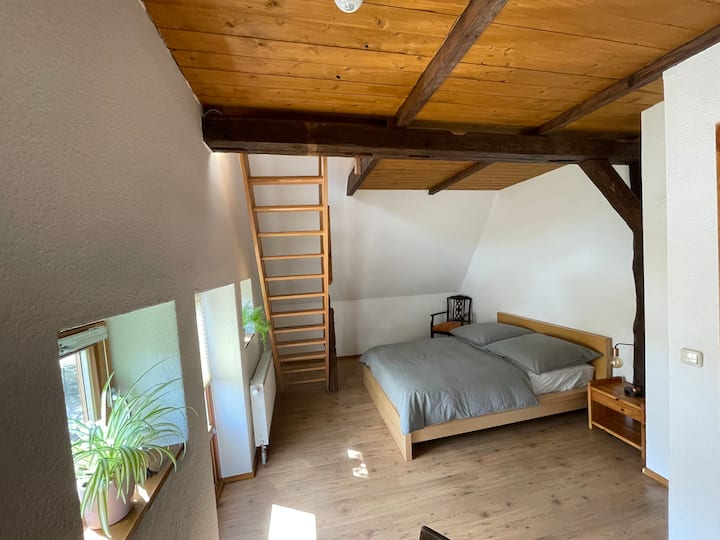 Chumba cha kulala chenye jua juu na kitanda cha watu wawili (1.40)  na mlango wa sakafu iliyoelekezwa na kitanda cha ziada kwa watu 2 