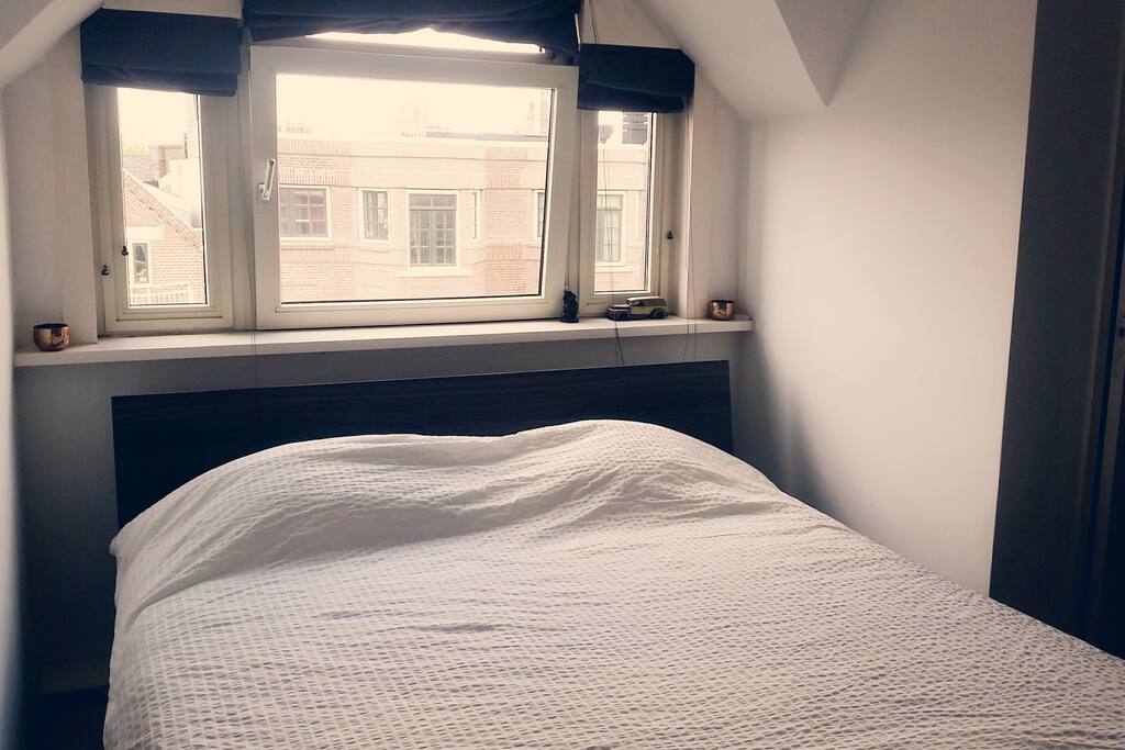 Bedroom with a Queen size bed (180 x 200 cm)