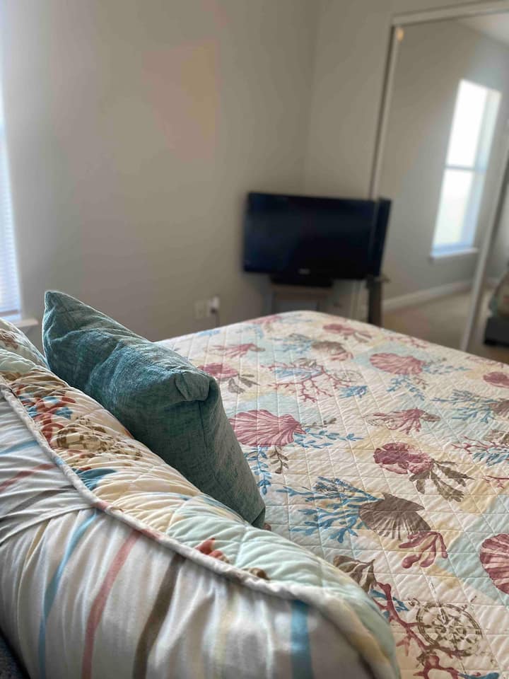 Televisheni ya Chumba cha kulala cha ziada (inchi 32 w/ Roku)