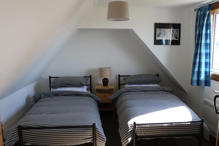 غرفة نوم تضم سريرين صغيرين