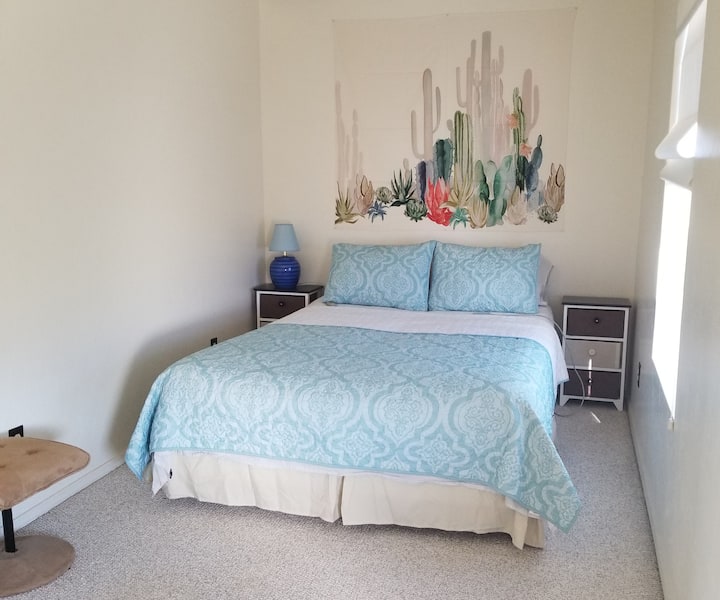 Loft spavaća soba 1
Ovaj bračni krevet ima prilagodljive postavke za čvrstoću. Iznad je varijabilni stropni ventilator. 