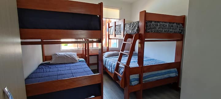 1. spavaća soba s dvije brvnare, ormarom i kupaonicom u spavaćoj sobi.