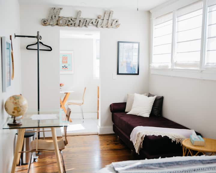 Charming flat in heart of Nashville, Sylvan Park Guesthouses for Rent