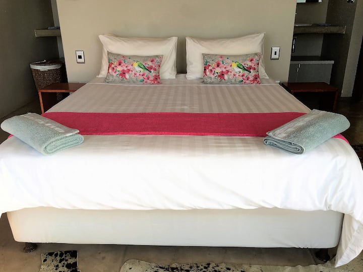 Een van de twee slaapkamers boven met eigen badkamer