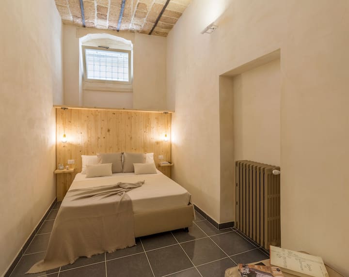 Bedroom with double bed with single bed and TV / 
Room with double bed with single pouff bed and TV