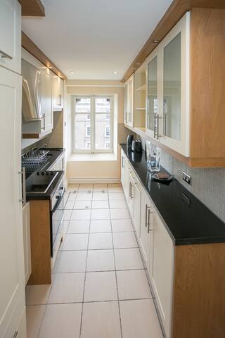 3 Bed Superb Penthouse overlooking OConnell Bridge gallery image 4