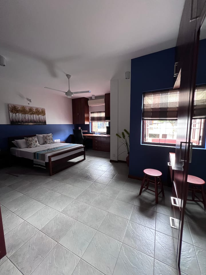 Slaapkamer 2 - 1e verdieping, En Suite toilet, 2 persoons bed en kinderbed