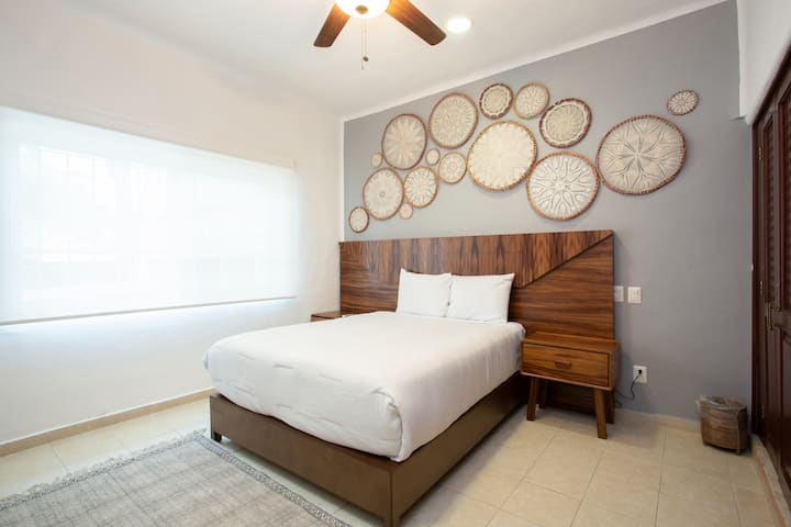 Главна спална соба со брачен кревет (широк 150-179 см) Главна спална соба со брачен кревет (широк 150-179 см).