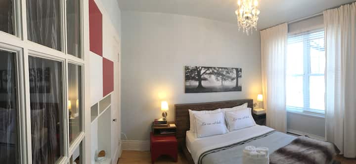 Bedroom #1 - Queen bed / 
Chambre #1 Lit format Queen 