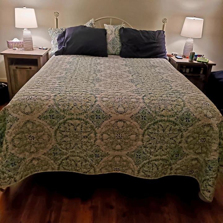 Nema se što reći! Sviđa mi se ova spavaća soba; da, ima TV