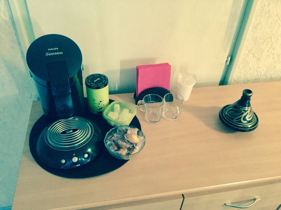 Café à disposition et petites madeleines