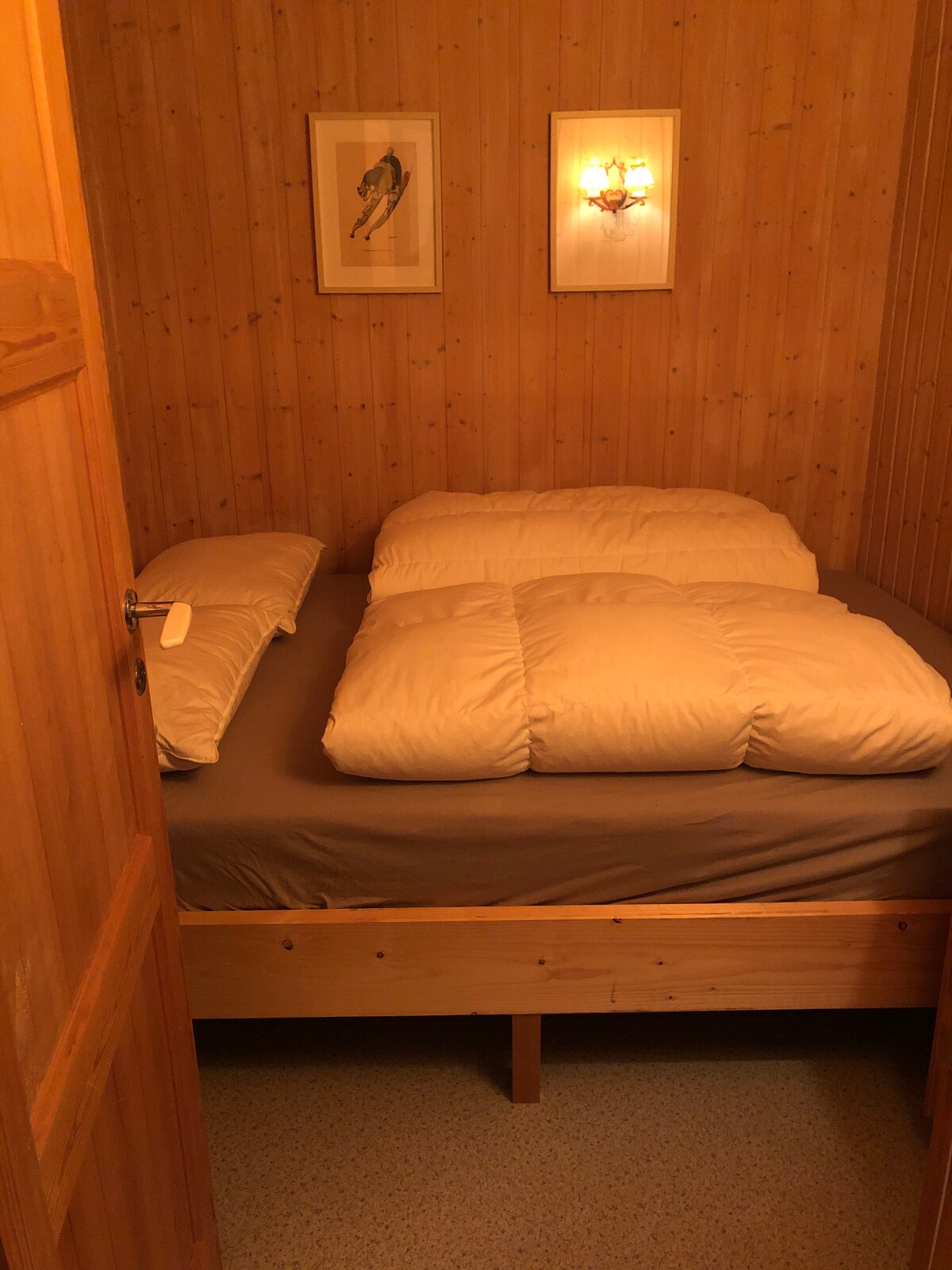 Spavaća soba s bračnim krevetom