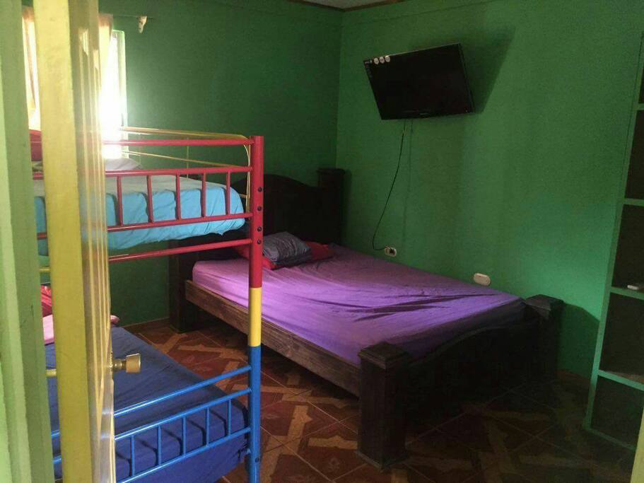 A/C, TV 32", cable, internet, 1 cama matrimonial y 1 camarote individual