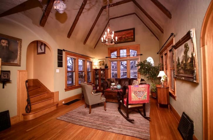 Charming English Tudor near airport