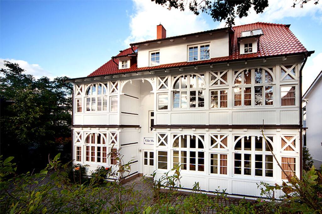 Die Hausansicht der Villa Malepartus im Ostseebad Binz auf Rügen.