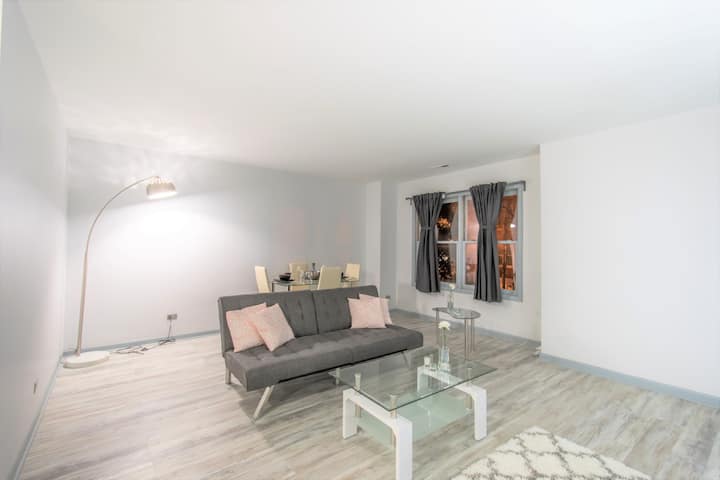 พื้นที่นั่งเล่น/รับประทานอาหารขนาดใหญ่ (เราเลิกใช้ฟูกเก่าและโต๊ะรับประทานอาหาร/เก้าอี้ในเดือนพฤศจิกายน 2021)