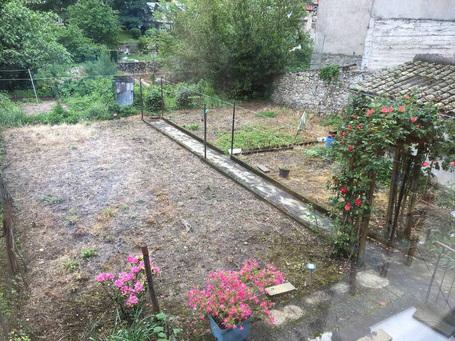 Un jardin fleuri et fermé sécurisé pour que les enfants puissent jouer