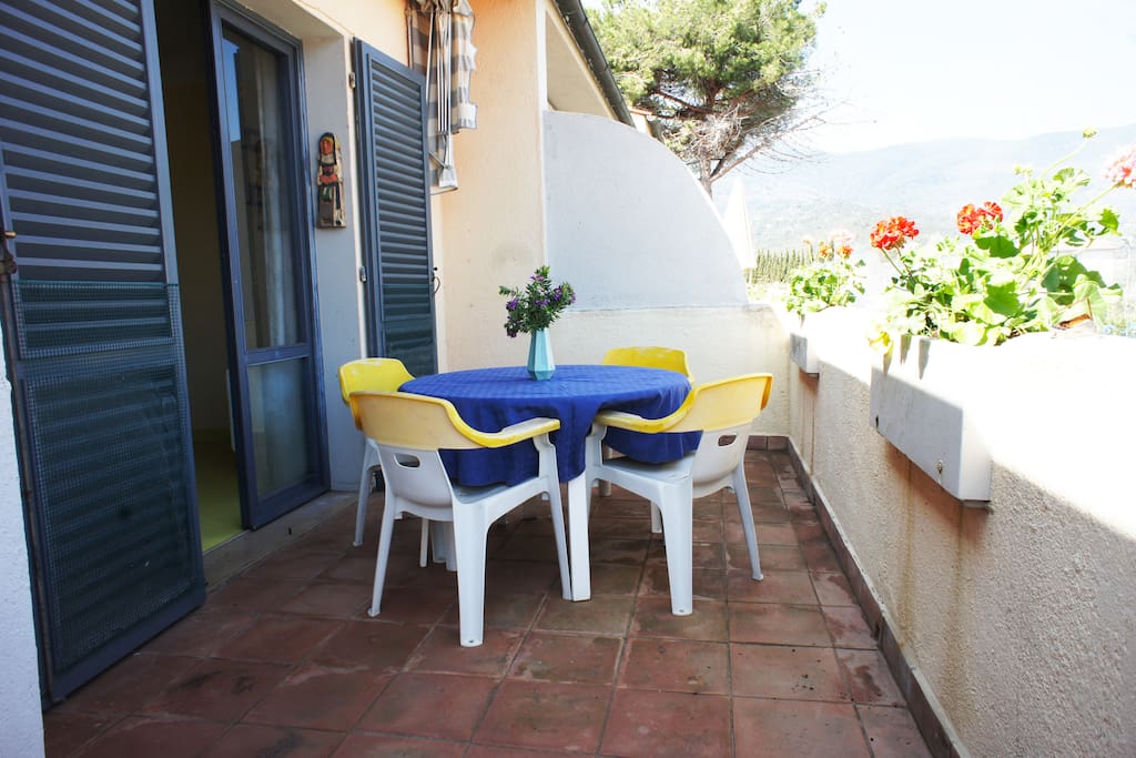 Ampia terrazza attrezzata con tavolo sedie e sdrai