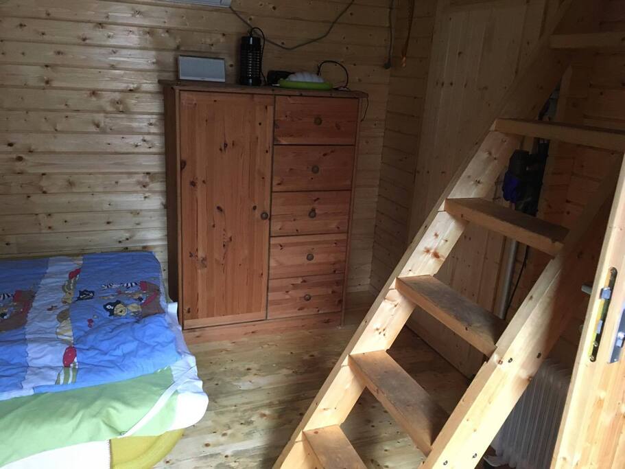 Schrank und Treppe zum Schlafboden