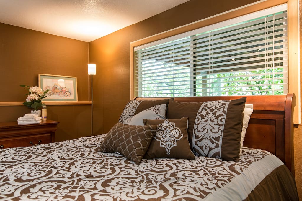Firm, fabulously comfortable queen bed, view of gardens