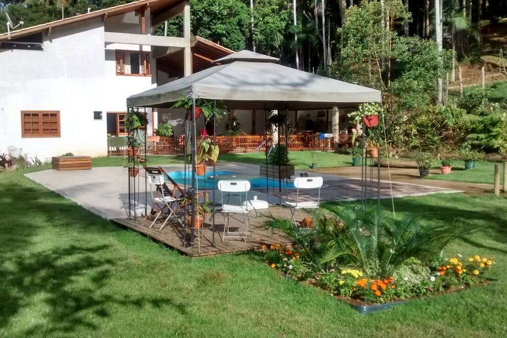 Área externa com piscina e Gazebo