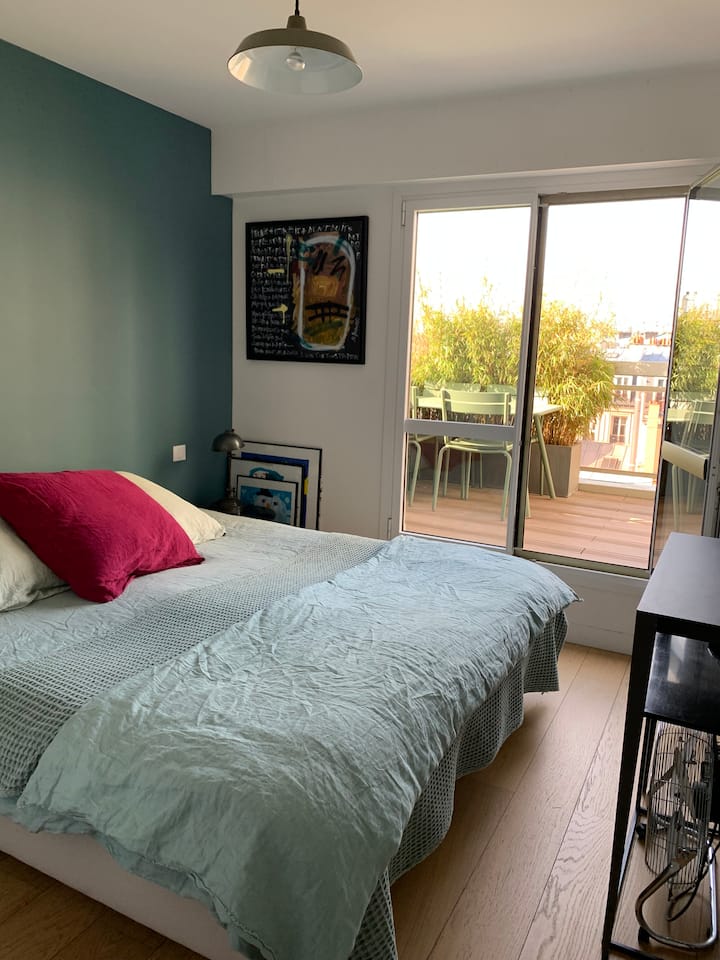 غرفة نوم رئيسية مع غرفة ملابس وغرفة استحمام داخلية