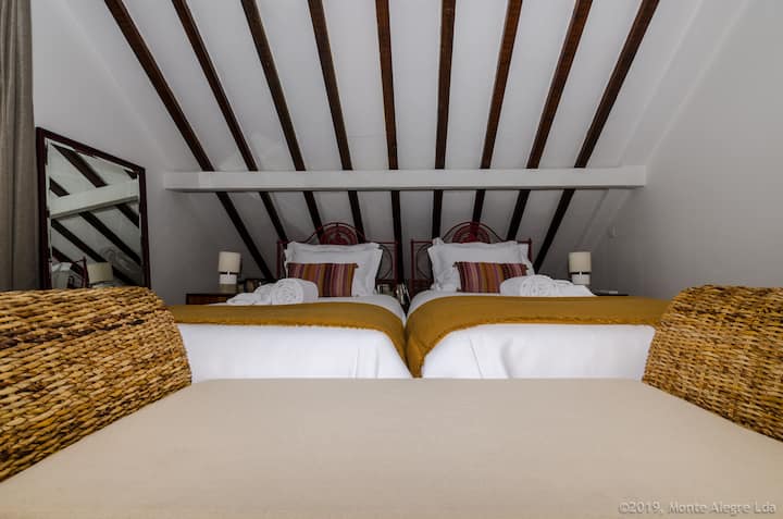 1. Etage - Mafalda-Zimmer
( 1 Doppelbett oder 2 Einzelbetten) 
1. Stock - Mafaldas Zimmer
( 1  Doppelbett oder 2 Personen)
