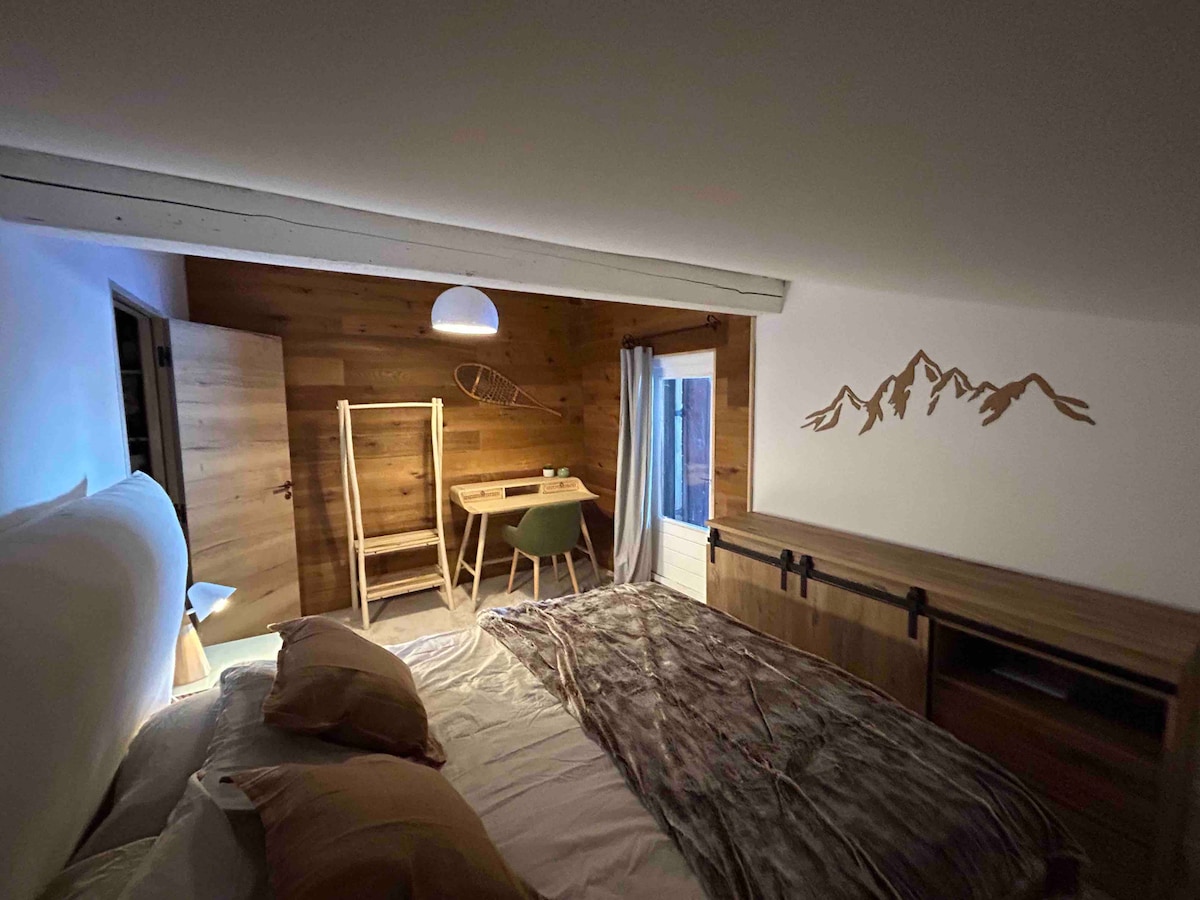 Dvokrevetna soba s bračnim krevetom, radnim stolom i pogledom na planine 