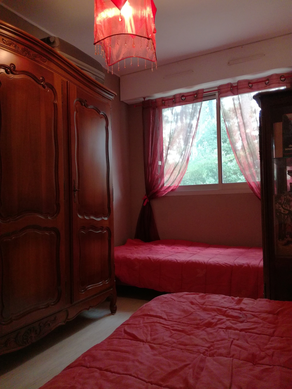 غرفة مواجهة للغرب