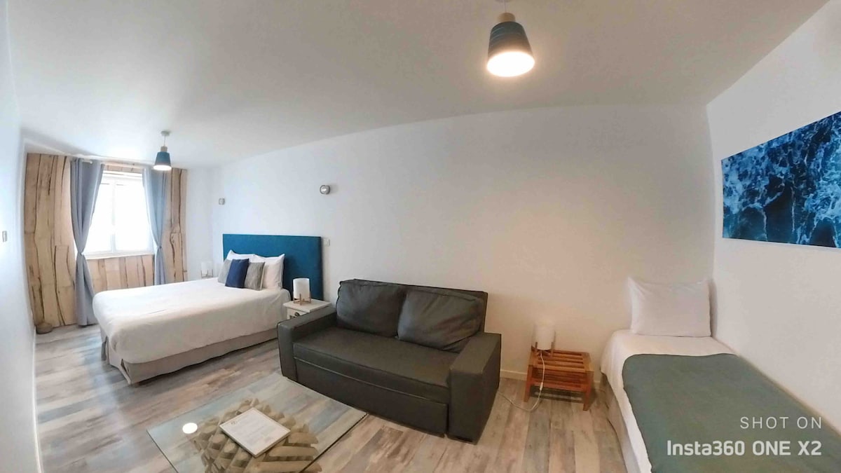 دلل نفسك بشرنقة حقيقية من الاسترخاء في غرفنا المجهزة بأناقة، حيث تلتقي الراحة والحداثة. مثالية للأزواج أو العائلات أو المجموعات، تجمع هذه الغرف بين الخصوصية والأداء الوظيفي.