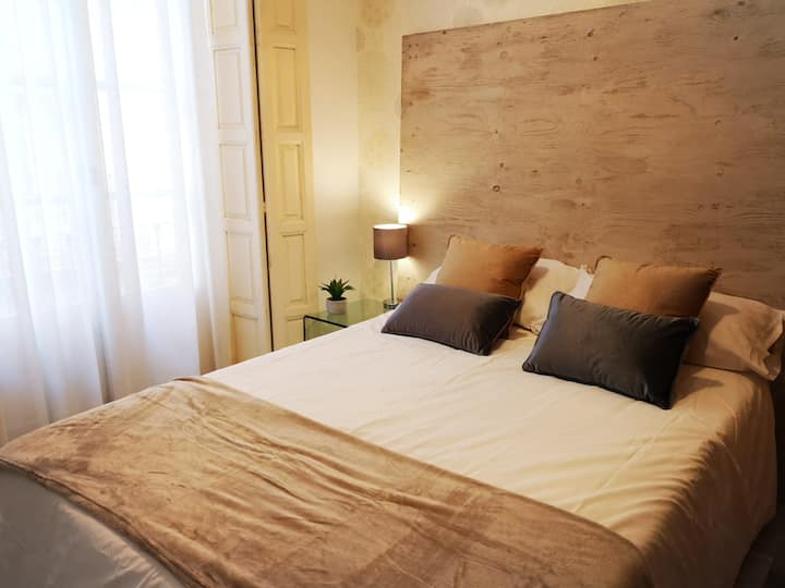 Საძინებელი 2 მთავარი სააბაზანო პირდაპირი წვდომით