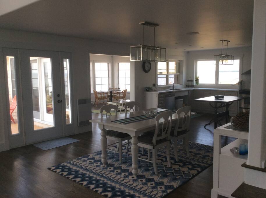 Dining/kitchen area