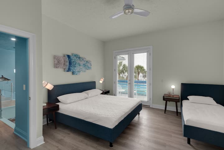 מיטת הקינג סייז למעלה עם מרפסת פרטית מציעה חדר זוגי לקטנים, שאולי לא ממש מוכנים לשינה לבד.