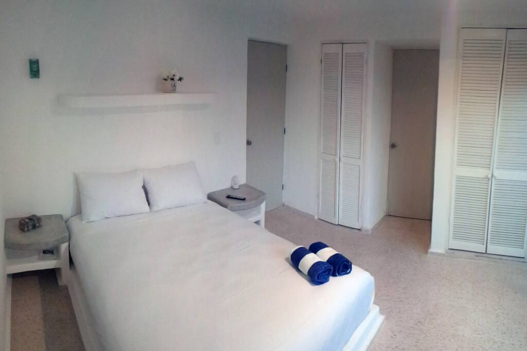Habitación cama Queen Size con balcón y vista al parque