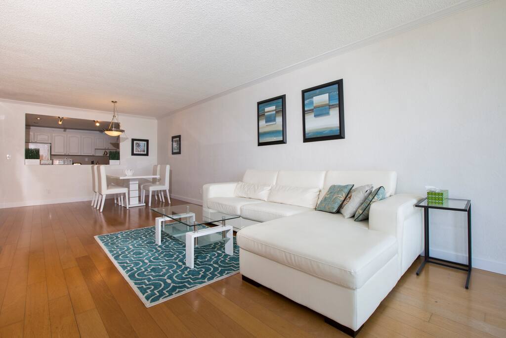 SPACIOUS LIVING ROOM