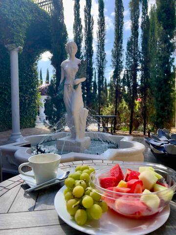 Beachside Opulence – Stunning 6-Bed Luxury Retreat gallery image 4