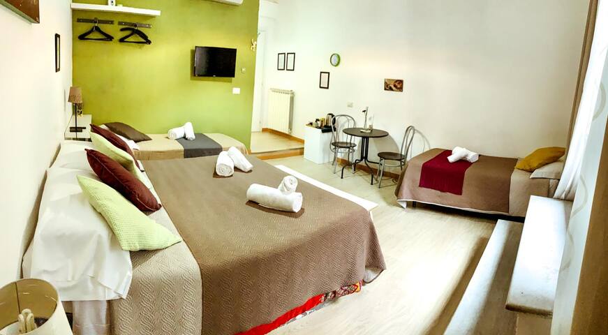 ART HOUSE TERMINI -FLATS 3 ROOMS -COLOSSEO-10 PAX gallery image 3