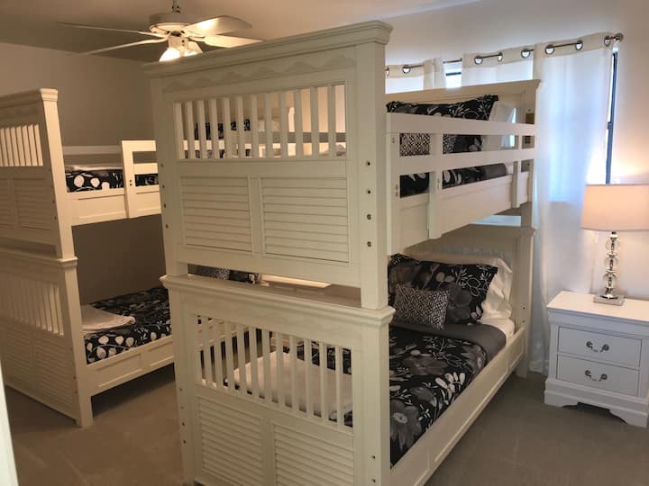 Ორსართულიანი ოთახი ზემოთ, მარჯვნივ მდებარეობს.  Ის იზიარებს ზემოთ მდებარე სააბაზანოს.