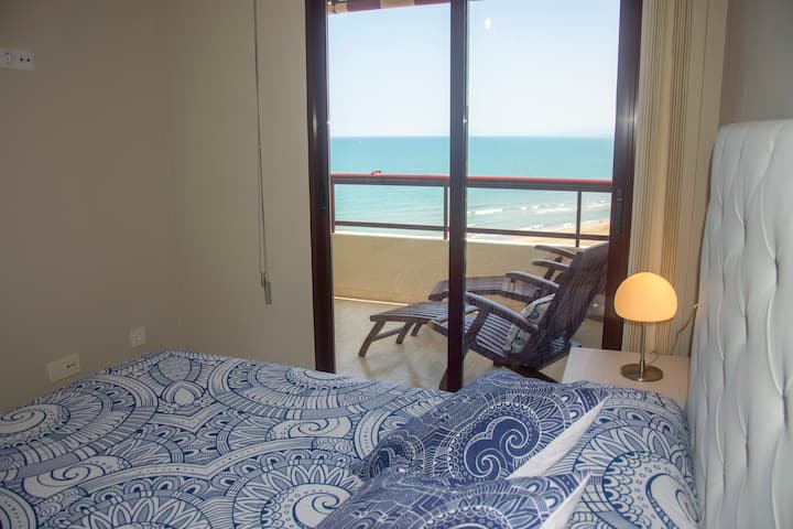 Dhoma e gjumit # 1 (kryesore). Me pamje nga deti nga krevati. Grilat janë elektrike dhe aktivizohen pa pasur nevojë të ngrihen nga krevati