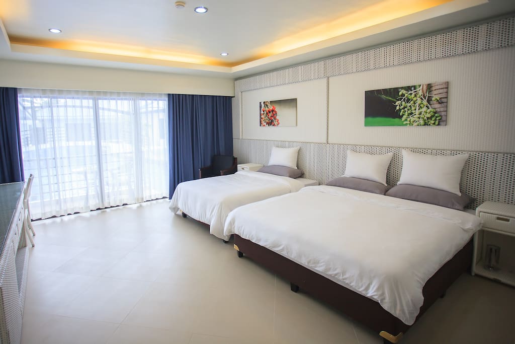 A king and a queen size bed.