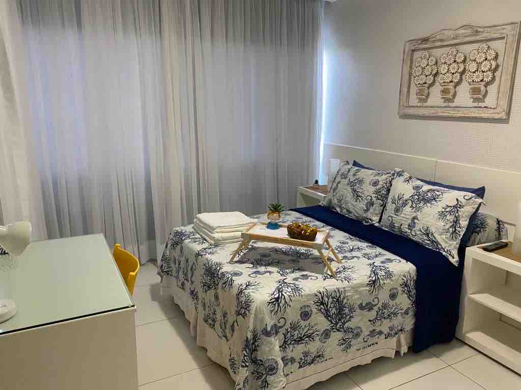 ห้องพักปรับอากาศพร้อมตู้เสื้อผ้าและทีวี