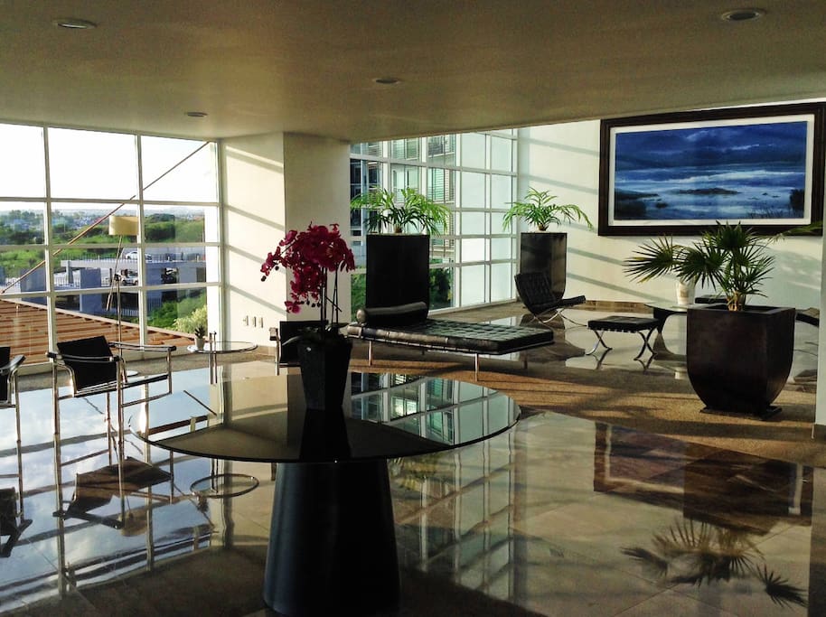 Lobby con vistas al valle
