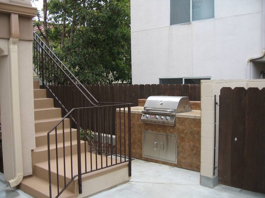 BUILT IN OUTDOOR BBQ