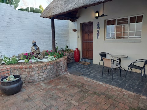 Thatch Cottage - kitchen, desk, UPS, & fast WiFi.