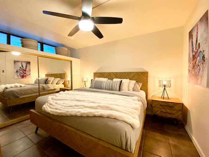 בחדר השינה הראשי יש מיטת קינג סייז מפוארת לנוחיותכם.